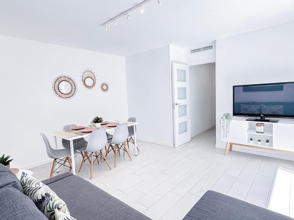 TV and multimedia, Living room, Seating area, Dining area