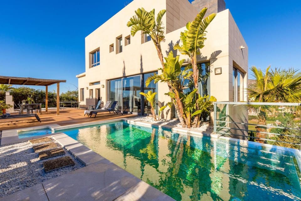 Luxury Villa with swimming pool and amazing views Villa in Malaga