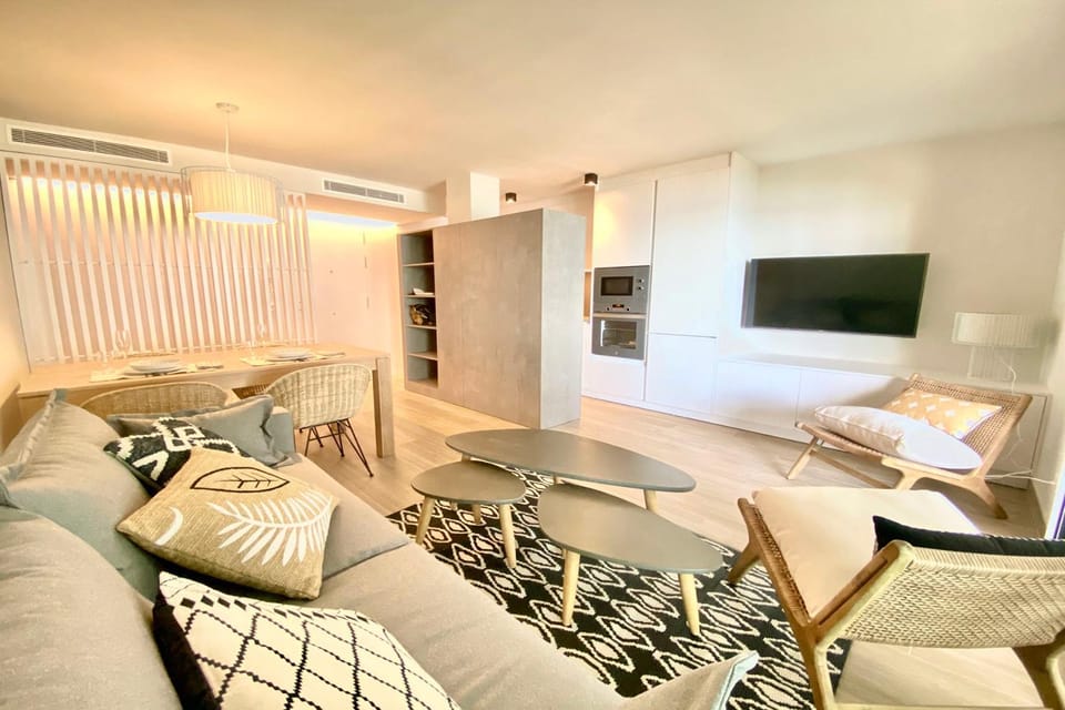 TV and multimedia, Living room, Seating area, Dining area