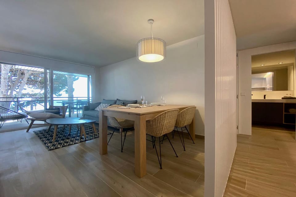 Living room, Seating area, Dining area, internet, air conditioner