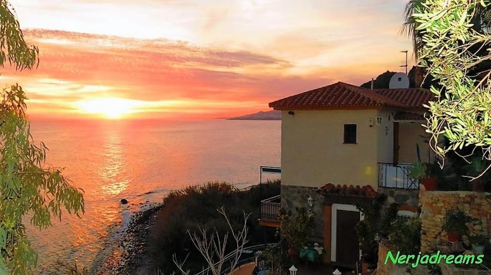 Facade/entrance, Off site, Natural landscape, Balcony/Terrace, Photo of the whole room, Beach, Sea view, Sunset