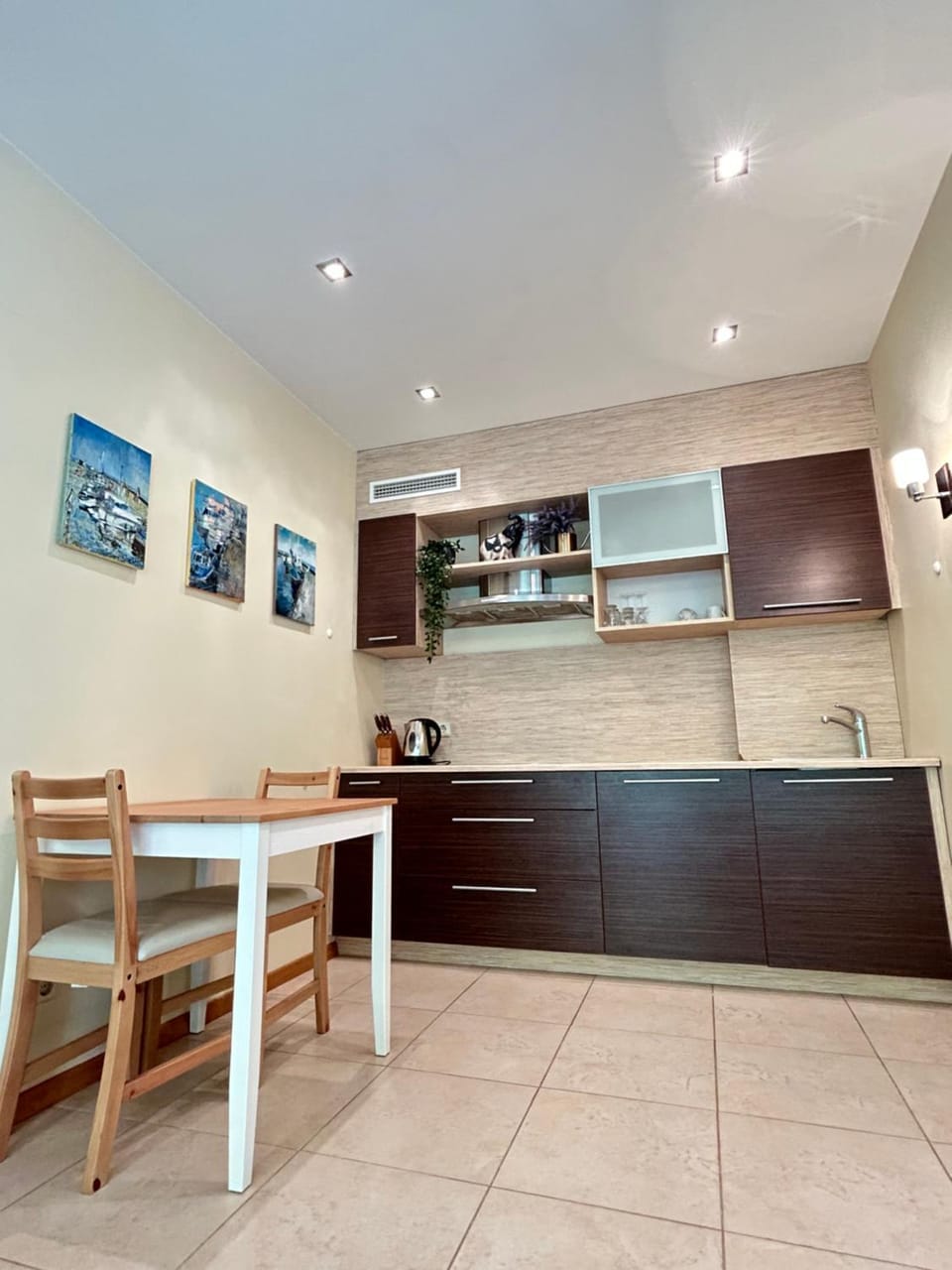 Kitchen or kitchenette, Dining area, stove