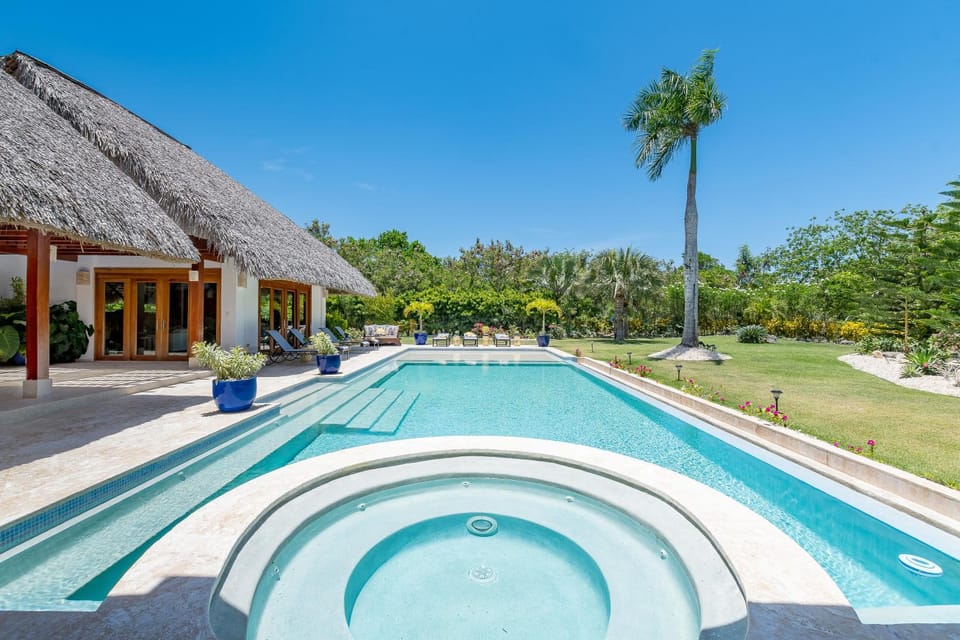 Property building, Garden, Balcony/Terrace, Garden view, Swimming pool