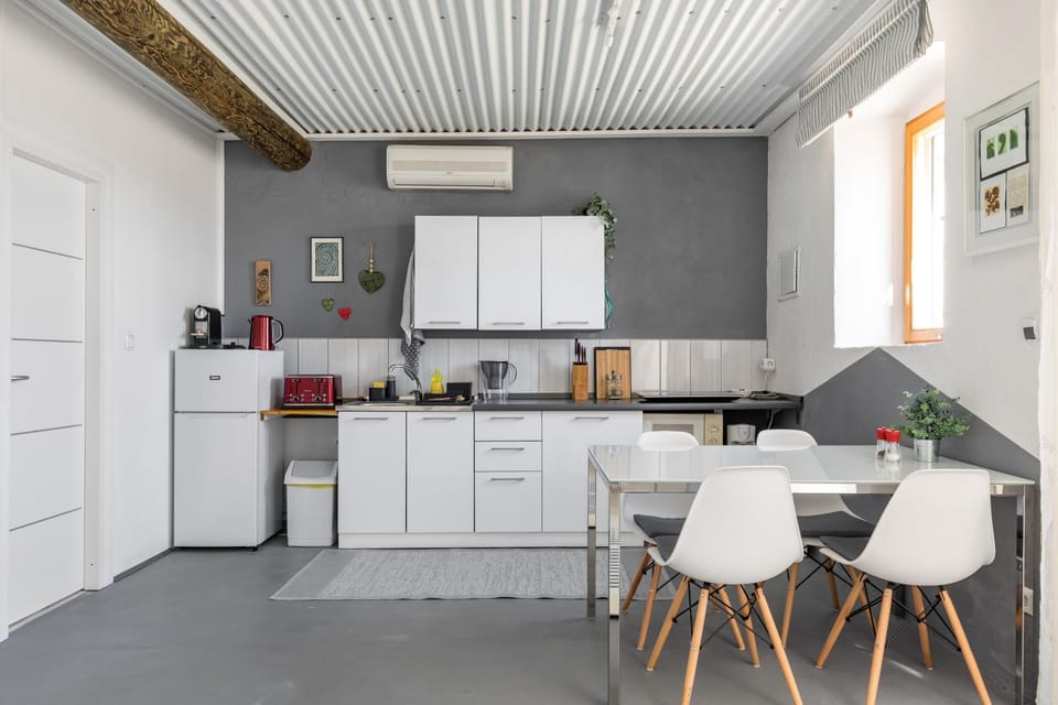 Coffee/tea facilities, Kitchen or kitchenette, Dining area, minibar, stove, toaster
