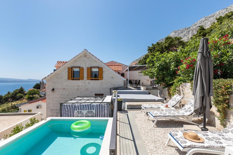 Property building, Natural landscape, Mountain view, Sea view, Swimming pool, sunbed