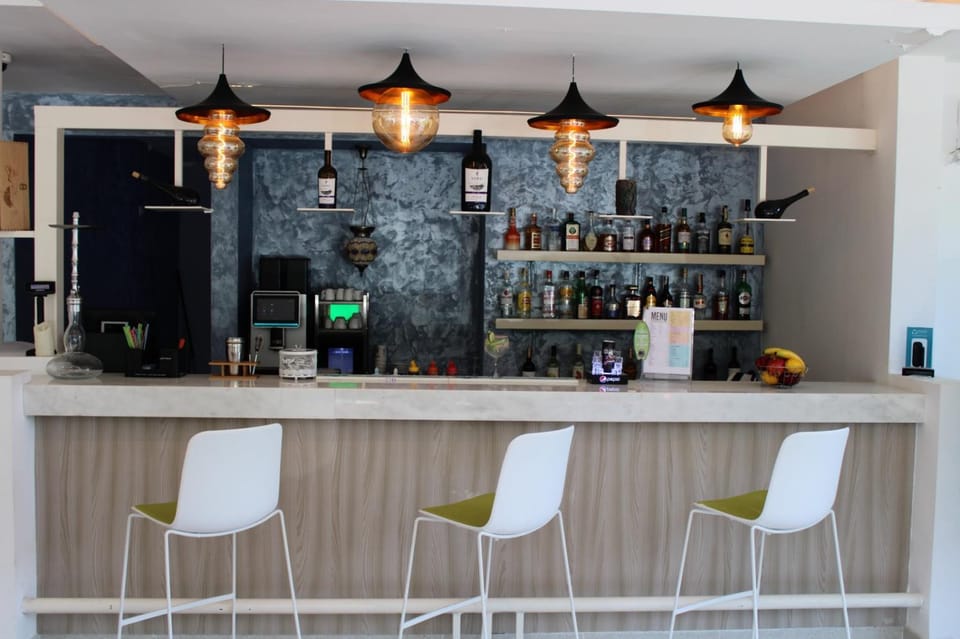 Restaurant/places to eat, Lounge or bar, Food and drinks, Drinks