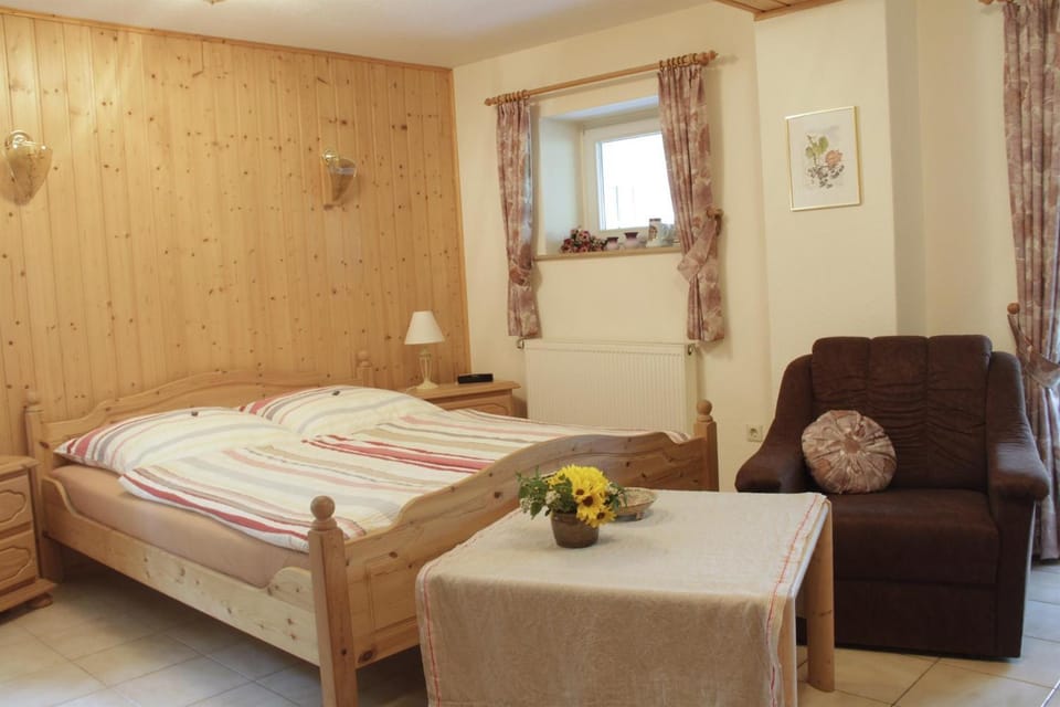 Bed, Photo of the whole room, Seating area