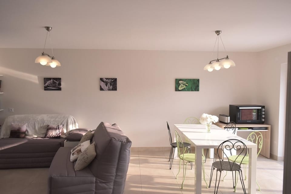 Seating area, Dining area