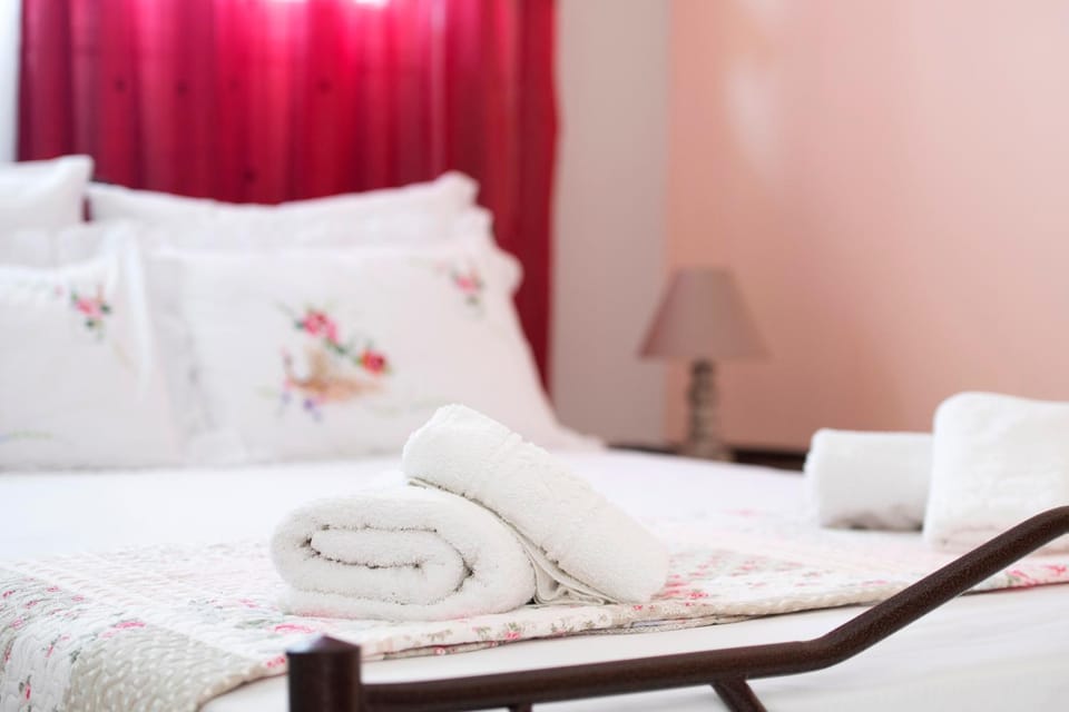 Bed, Living room, Photo of the whole room, Seating area, Bedroom, towels