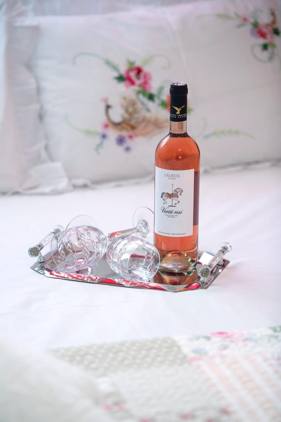 Bed, Food and drinks, Photo of the whole room, Bedroom, Drinks