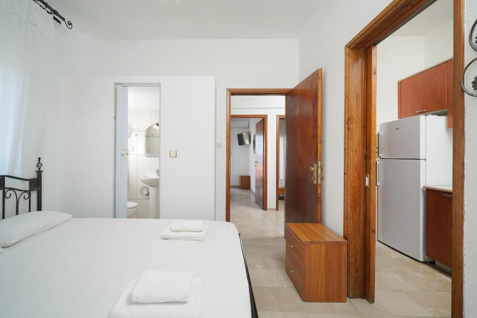 Kitchen or kitchenette, Bedroom