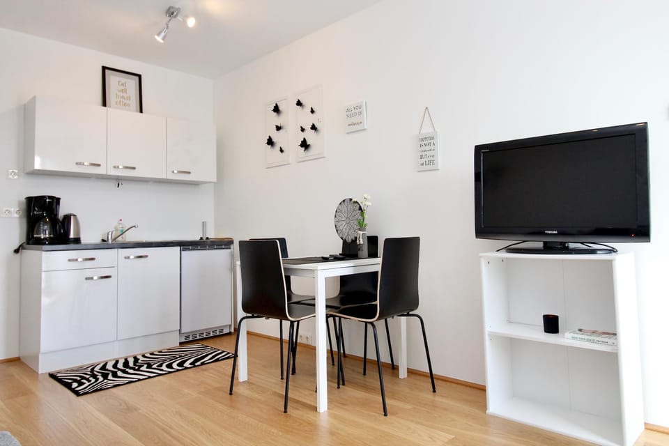 TV and multimedia, Kitchen or kitchenette, Dining area