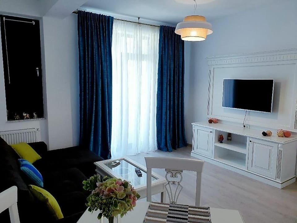Balcony/Terrace, Living room, Decorative detail, Seating area, Dining area, Sea view, group of guests