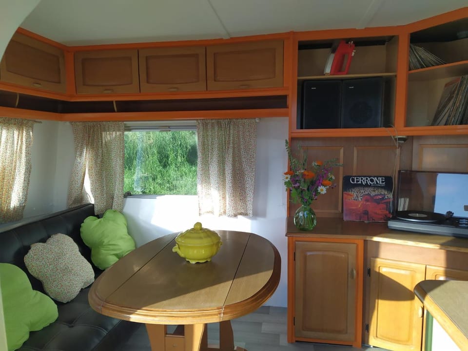 cararetro , caravane chauffée et climatisée Campground/ 
RV Resort in Auvergne-Rhône-Alpes