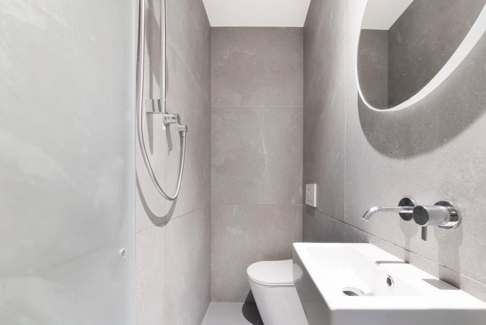 Shower, Toilet