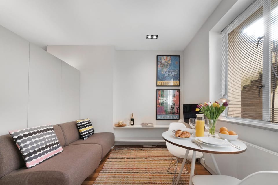 Living room, hair dresser