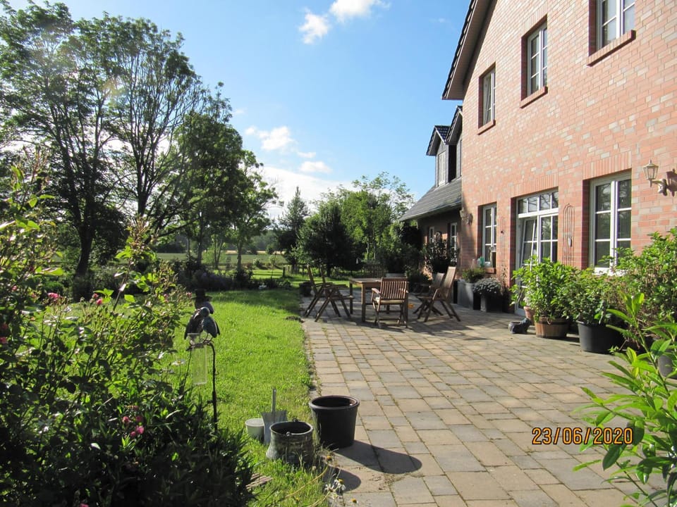 Property building, Patio, Facade/entrance, Garden, Balcony/Terrace