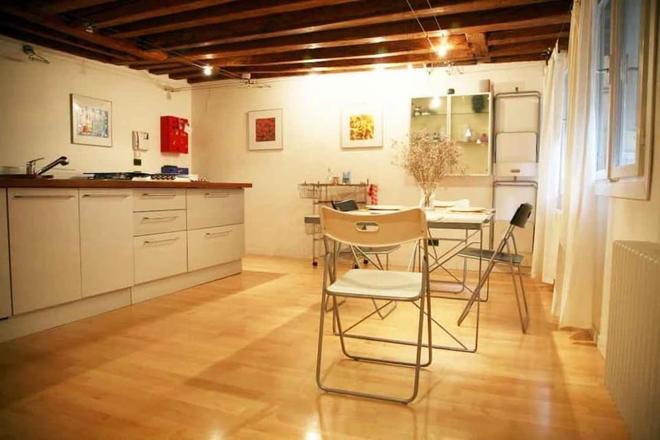 Kitchen or kitchenette, Dining area