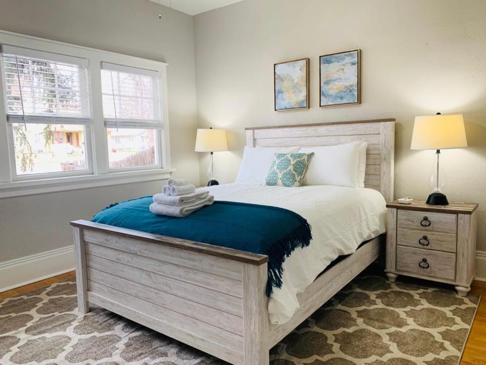 Stunning Bungalow next to UNC - Free Bikes! Apartment in Greeley