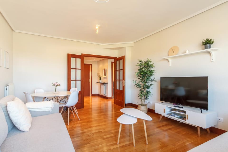 TV and multimedia, Living room, Photo of the whole room, Dining area