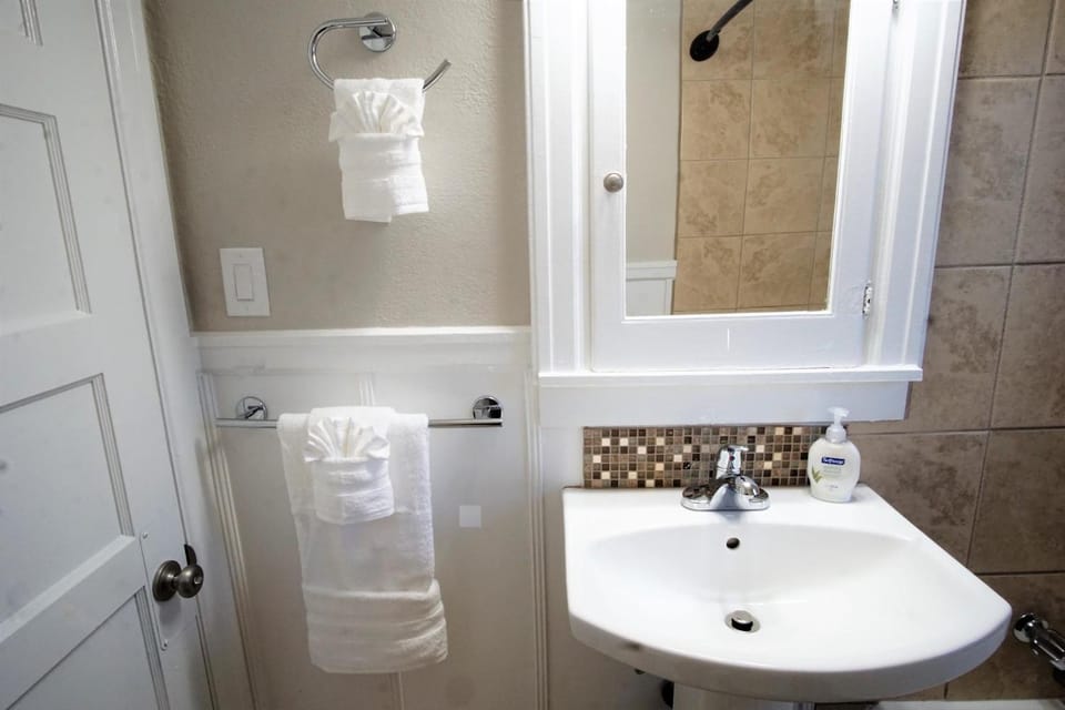 Beautiful Bungalow Next to UNC - Free Cruiser Bikes! Apartment in Greeley