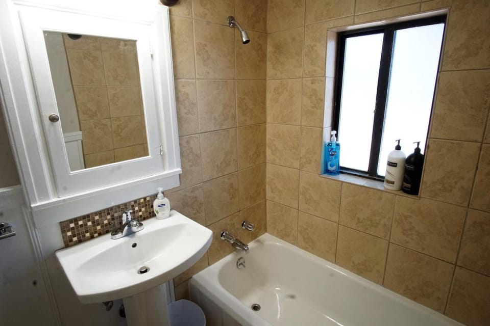 Beautiful Bungalow Next to UNC - Free Cruiser Bikes! Apartment in Greeley