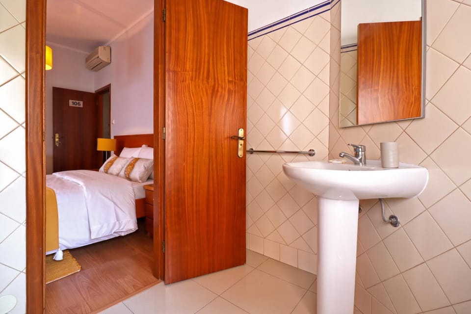 Toilet, Bed, Bathroom, towels