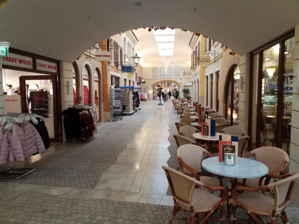 Restaurant/places to eat, Neighbourhood