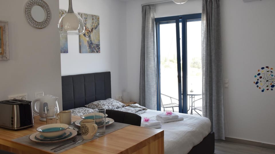 Bed, Dining area