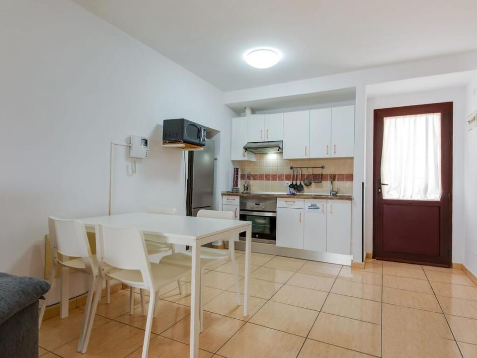 Kitchen or kitchenette, Dining area, oven