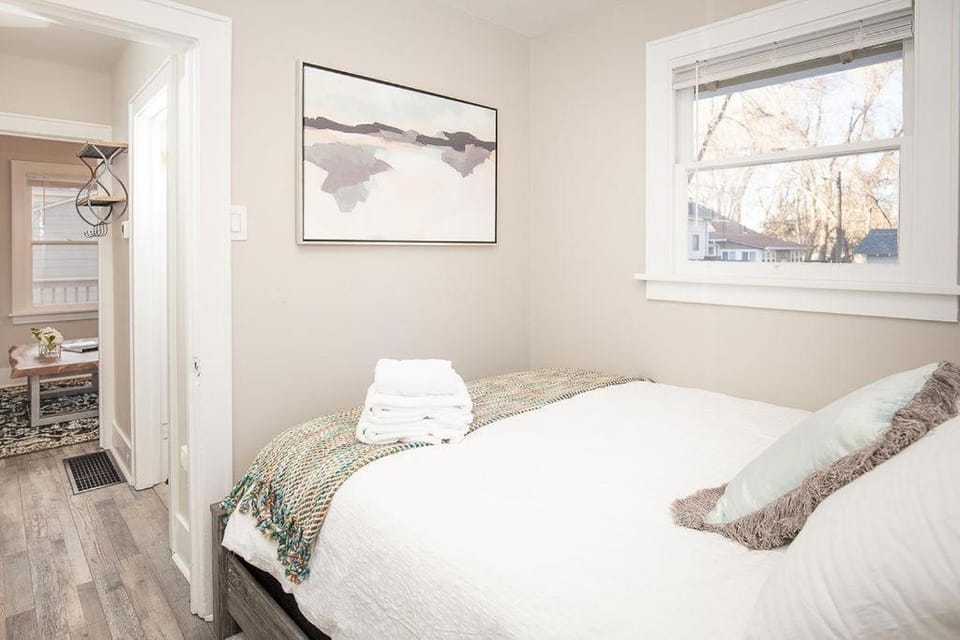 Cozy Carriage House - Walk to UNC + Free Bikes House in Greeley