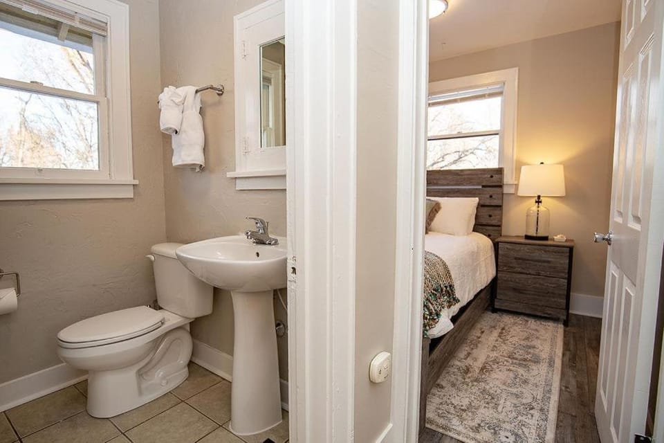 Cozy Carriage House - Walk to UNC + Free Bikes House in Greeley