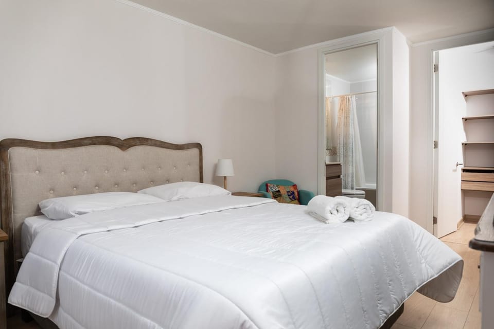 Photo of the whole room, Bedroom