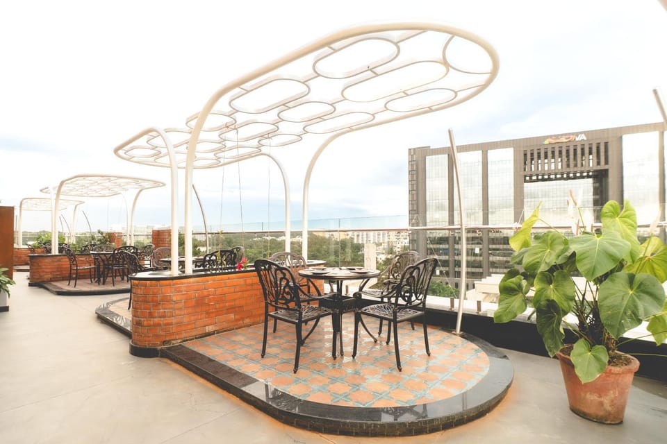 Restaurant/places to eat, View (from property/room), Balcony/Terrace