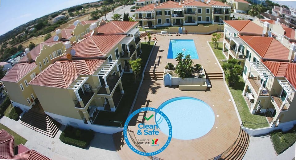 Apartamento T1 com vista mar perto da Praia N.ª Sra. da Rocha Apartment in Porches