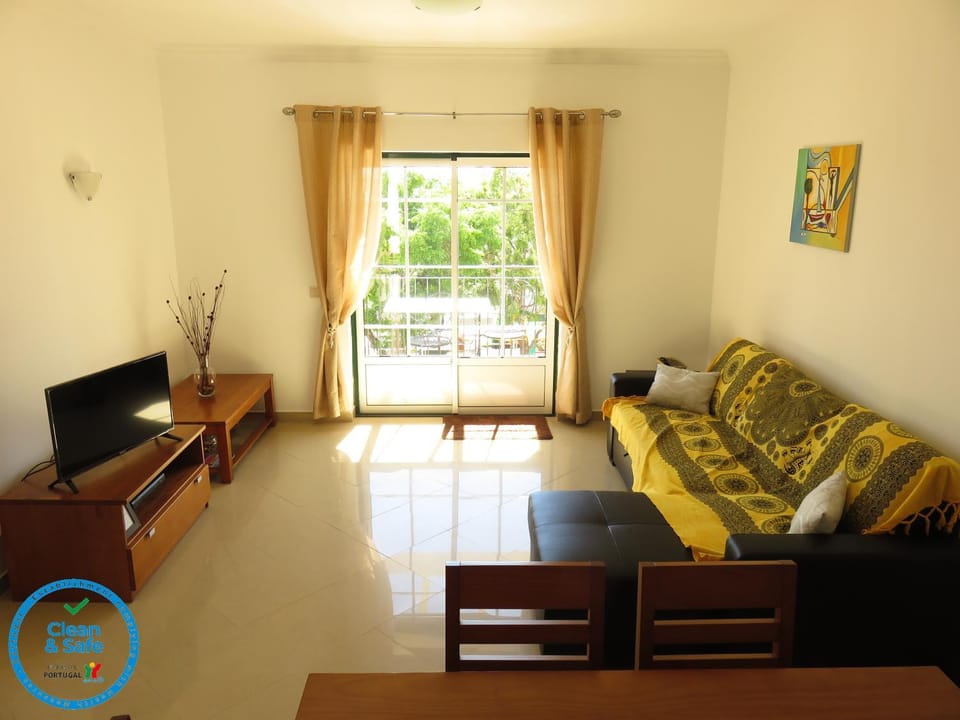 Apartamento T1 com vista mar perto da Praia N.ª Sra. da Rocha Apartment in Porches