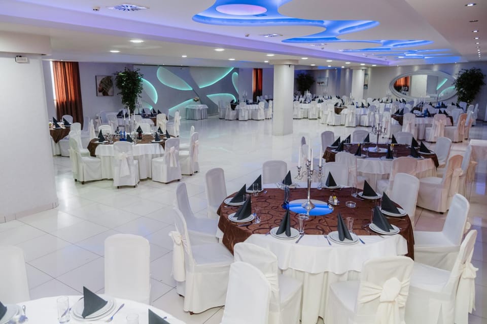 Restaurant/places to eat, Banquet/Function facilities