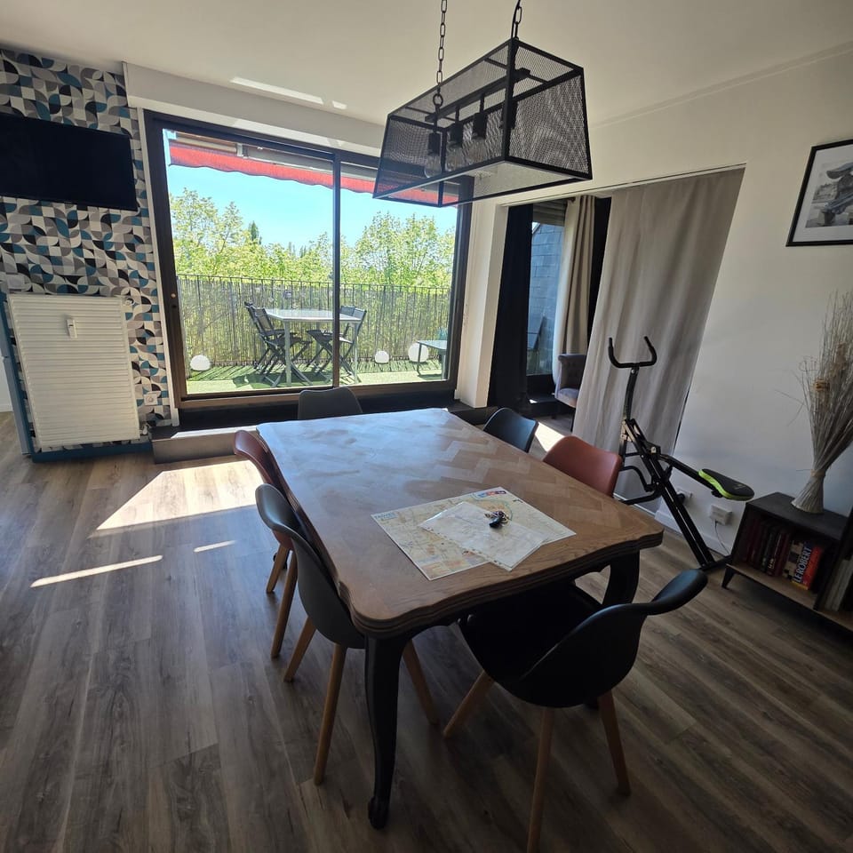 Chez KARINE T4 Terrasse HYPER CENTRE VILLE Wifi Parking Apartment in Troyes