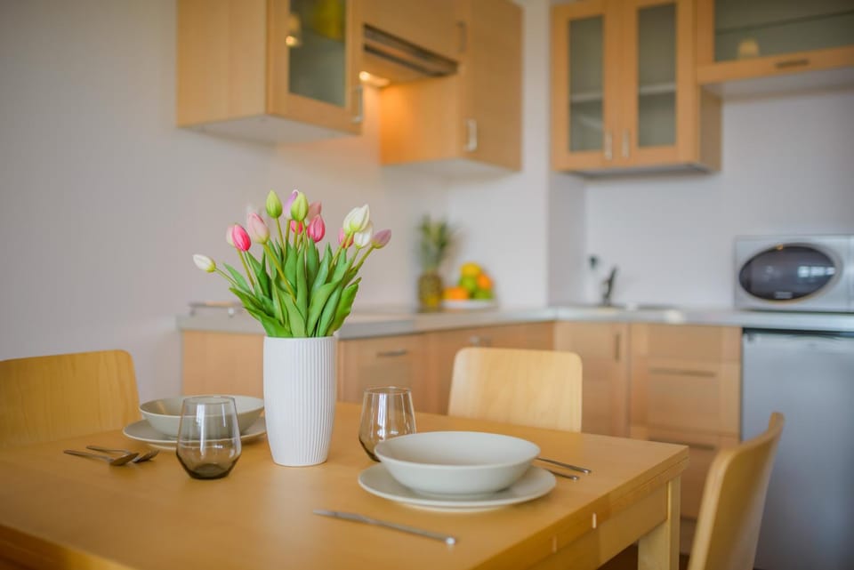Kitchen or kitchenette, Dining area, minibar