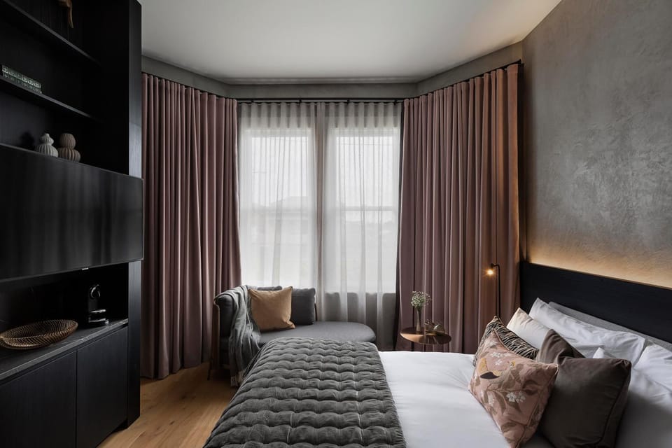 Photo of the whole room, Decorative detail, Garden view