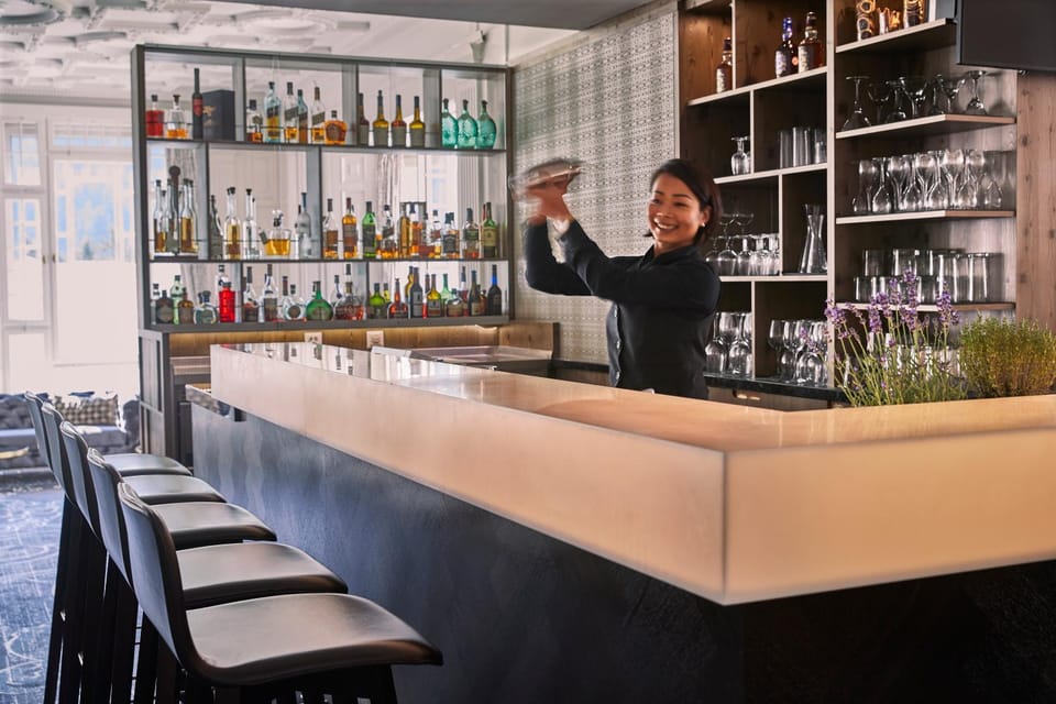 Lounge or bar, On site, Alcoholic drinks