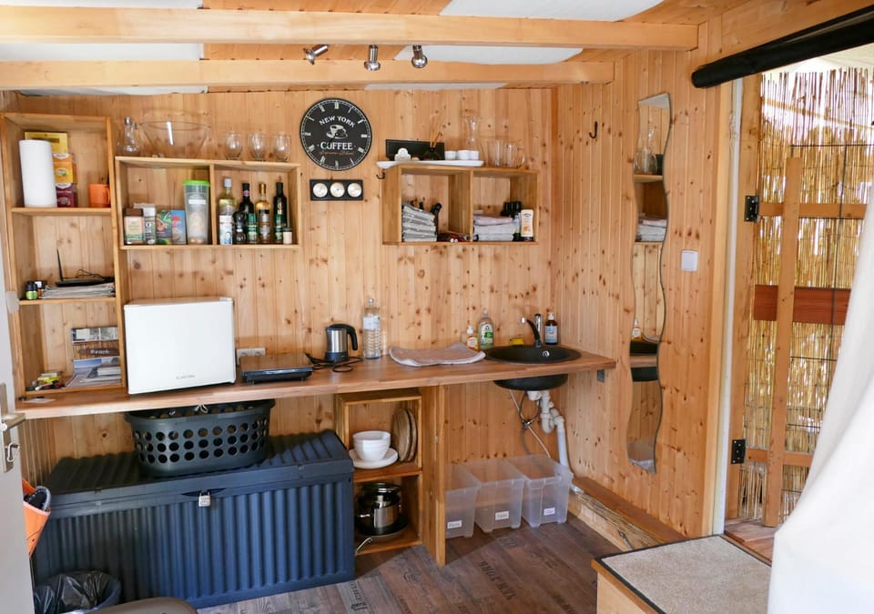 Coffee/tea facilities, Kitchen or kitchenette