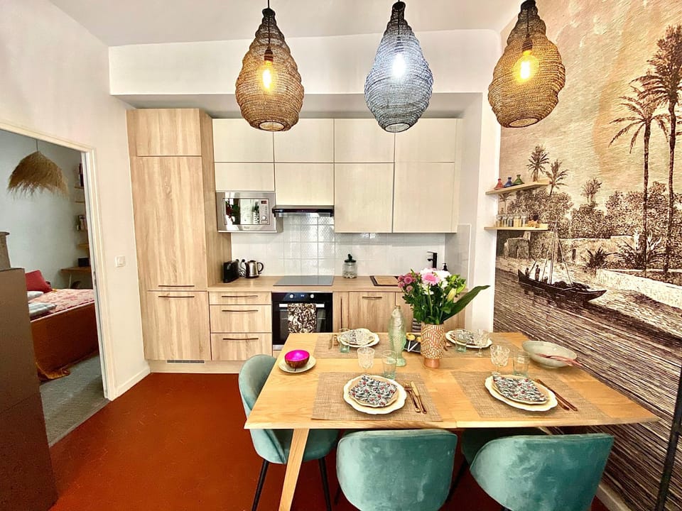 Coffee/tea facilities, Kitchen or kitchenette, Dining area, stove