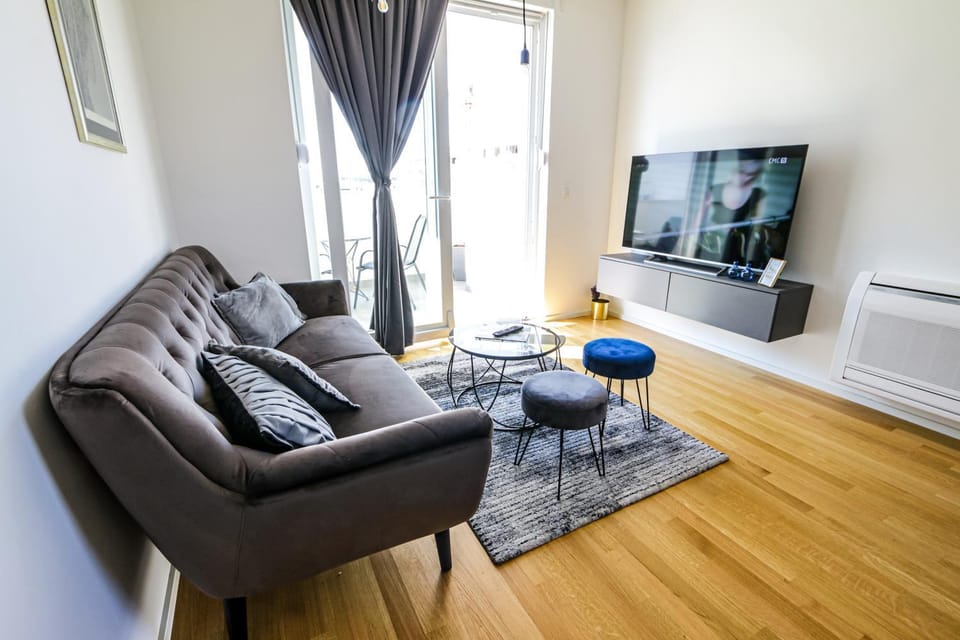 Day, TV and multimedia, Living room, Seating area