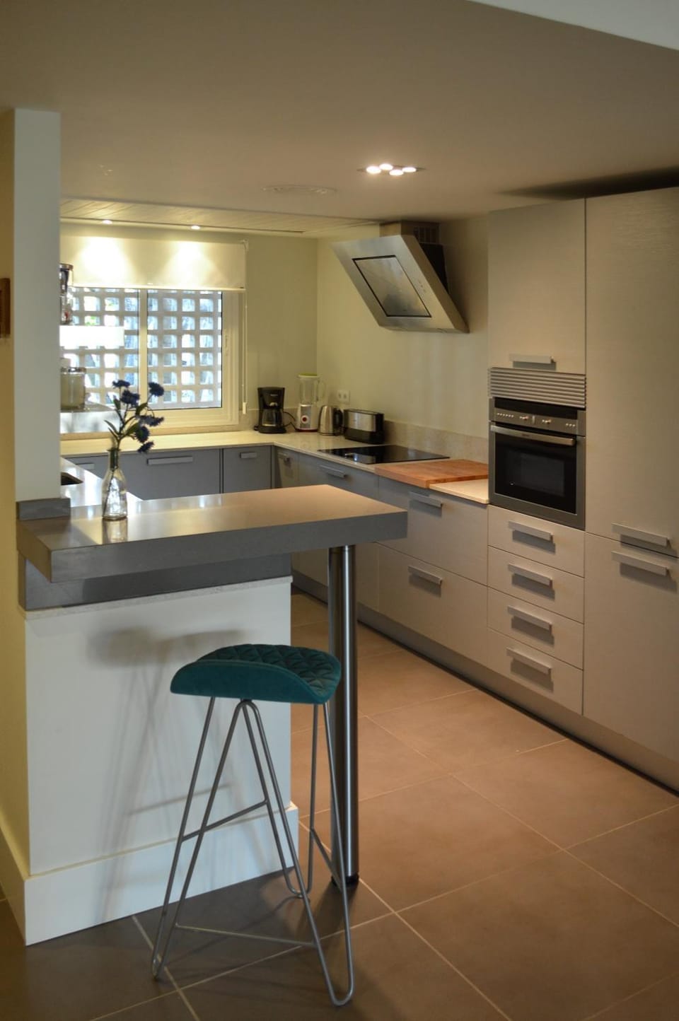 Kitchen or kitchenette, Dining area, Food, Drinks