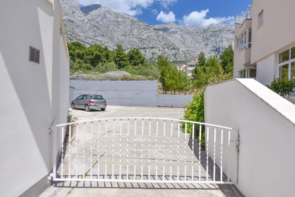 Parking, Internal: Not applicable to any particular room