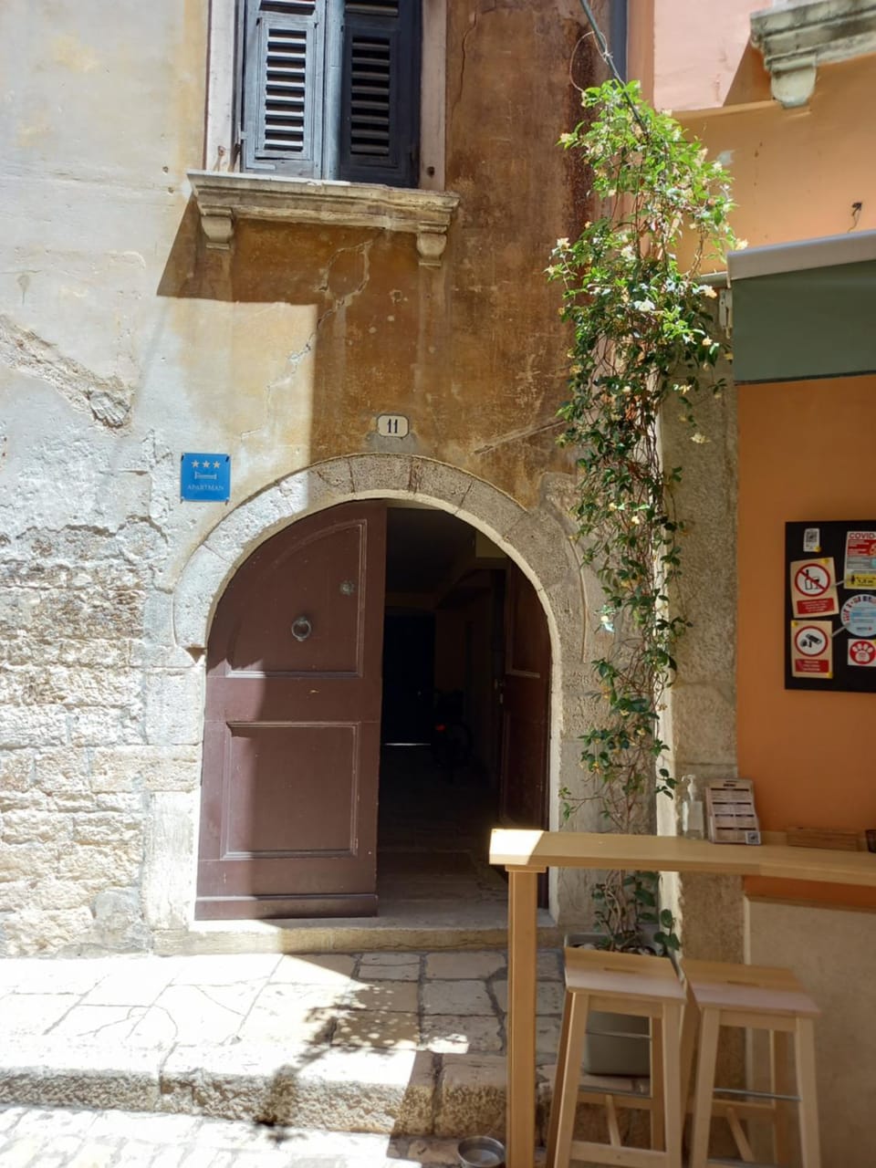 Property building, Facade/entrance, Day