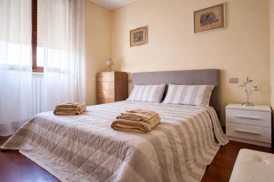 Bed, Bedroom, towels