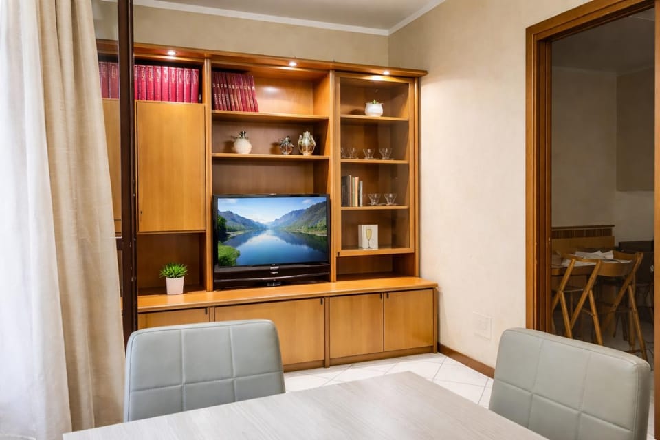 Communal lounge/ TV room, Living room, Seating area, Evening entertainment