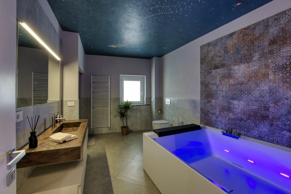 Hot Tub, Bathroom